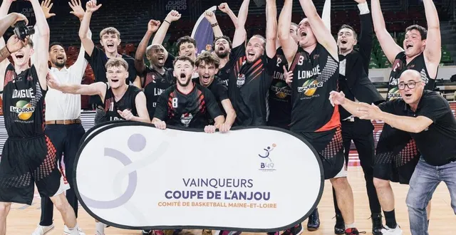 photo  longué a soulevé le trophée à la meilleraie après sa victoire contre moine basket.  &copy;  melvyn augas 