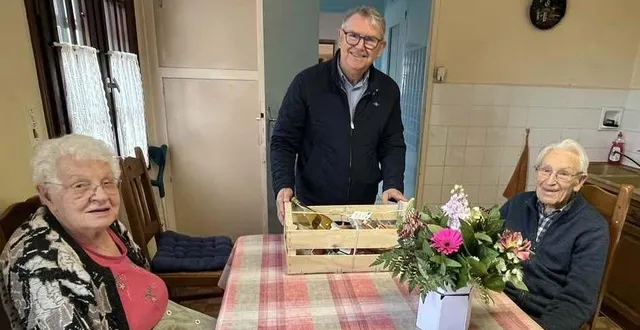 photo  le maire remet les produits bio locaux au sympathique couple.  &copy;  mairie de marigné-laillé 