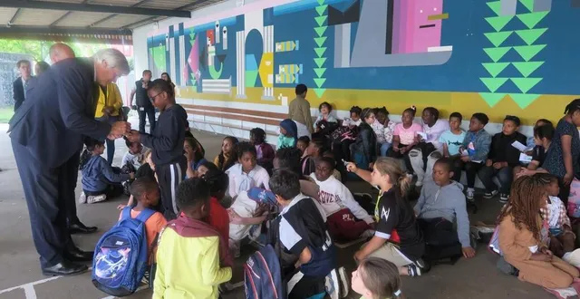 photo  vendredi 23 mai, stéphane le foll, le maire du mans s’est plié à la séance d’autographes, sous le préau aux belles couleurs.  &copy;  ouest-france 