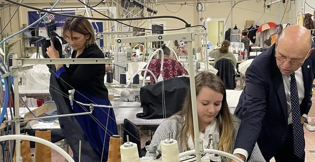 photo  corinne pradal, pdg de kiplay à saint-pierre-d’entremont, dans l’orne, une salariée et marc pradal expliquent la fabrication des jeans made in france.  &copy;  ouest-france 