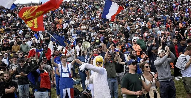 photo  le public du motocross, dimanche 25 mai 2025. la foule a porté le français romain febvre et dimanche , qui a remporté le grand prix de france.  &copy;  marc ollivier/ouest-france mai 