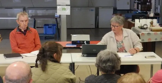 photo  louis samoyeau, soutien de centres locaux, et catherine vanouch, présidente locale des resto du cœur.  &copy;  co 