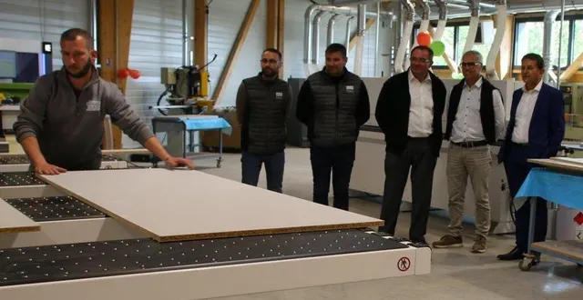 photo  des élus et visiteurs pendant la démonstration d’usinage d’une pièce de bois.  &copy;  le maine libre 