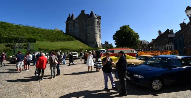 photo  beaucoup de monde pour admirer les voitures anciennes.  &copy;  le maine libre 