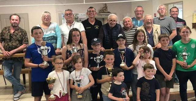 photo  la société beau soleil tient beaucoup au challenge des jeunes initié il y a quelques années en l’honneur de la jeune génération. cette année, l’épreuve a rassemblé 56 équipes, un record, constituées chacune d’un sociétaire et d’un jeune de moins de 16 ans. la finale a vu la victoire d’alexis chauvet, 14 ans, de denée, en compagnie de patrick martineau, le président de la société de boule de fort organisatrice. leurs adversaires, sylvie rouillard et son petit-fils de 12 ans, sacha, se sont inclinés 8 à 12. chaque jeune est reparti avec une coupe et des médailles. prochain rendez-vous en octobre avec le concours un homme une femme. légende photo : alexis chauvet (à gauche, en bleu) avec les jeunes présents le jour de la finale du challenge.  &copy;  co 