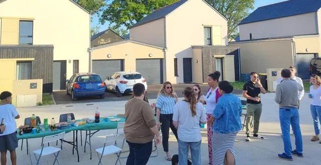 photo  une trentaine de personnes ont participé à la fête des voisins, vendredi, dans ce nouveau lotissement.  &copy;  tanguy paszula 