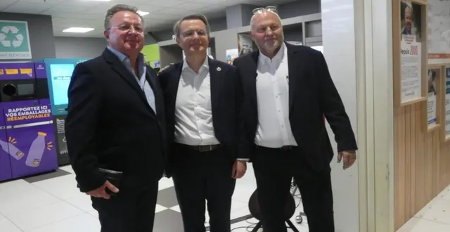 photo  thierry noyer, à droite, avec dominique schelcher, pdg de la coopérative u, au centre et un ami à gauche.  &copy;  ouest-france 