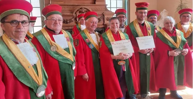 photo  les quatre fertois intronisés par la tripière, et leurs parrains. à partir de la gauche : philippe végée et son filleul jacky chavanne, roger caugant et sa filleule christine lallia, basille andrieu et, au second rang, son parrain jean-yves tallois, arlette allix et son parrain jean-luc beaudet et le grand maître hugues lebert.  &copy;  ouest-france 