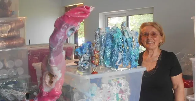 photo  blandine devant ses œuvres.  &copy;  ouest-france 