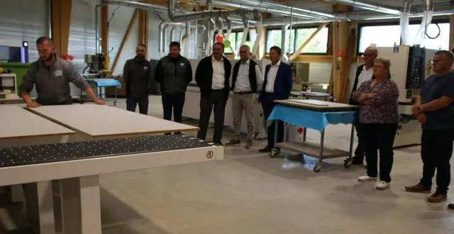 photo  sous les regards de matthieu dubois, anthony talvard et claude langevin, (à gauche), des élus et visiteurs, sébastien sangleboeuf, (à gauche) à l’usinage d’une pièce de bois.  &copy;  ouest-france 