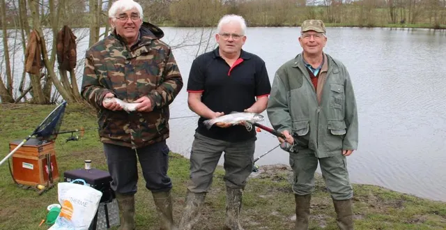 photo  au bord du plan d’eau, rémi loutreuil, trésorier, christian bisson, présidentet jean raynaud, pêcheur.  &copy;  archives ouest-france 