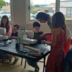 photo  belle initiative de l’apea, samedi après-midi, avec des ateliers créatifs en vue de préparer la fête de fin d’année qui aura lieu le 28 juin. enfants et parents se sont réunis à la salle tickenham où divers ateliers les attendaient. en plus de créer, ce genre d’initiative sert à découvrir et à souder du lien entre parents. vu l’application déployée par les jeunes, ce genre d’action serait à renouveler. 