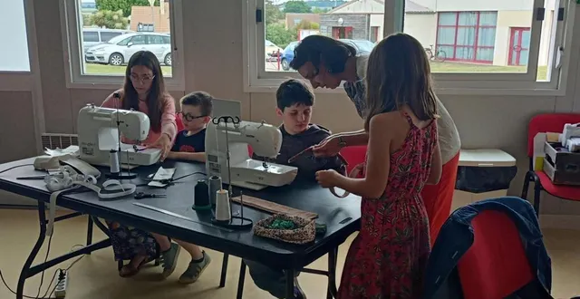 photo  belle initiative de l’apea, samedi après-midi, avec des ateliers créatifs en vue de préparer la fête de fin d’année qui aura lieu le 28 juin. enfants et parents se sont réunis à la salle tickenham où divers ateliers les attendaient. en plus de créer, ce genre d’initiative sert à découvrir et à souder du lien entre parents. vu l’application déployée par les jeunes, ce genre d’action serait à renouveler. 