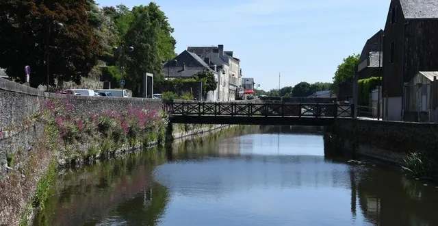 photo  installée en 1993, la passerelle enjambant l’oudon en centre-ville de segré, va être retirée lundi 26 mai.  &copy;  segré-en-anjou bleu 