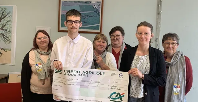 photo  théo et iliana remettent un chèque solidaire de 1 000 € entourés des bénévoles de l’association.  &copy;  ouest-france 
