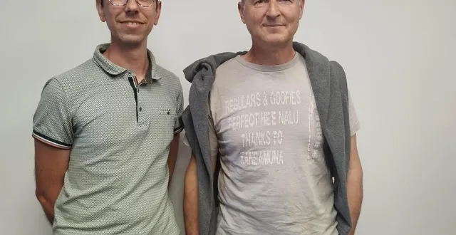 photo  adrien mille, l’un des stagiaires et olivier touzard, maire de meurcé.  &copy;  ouest-france 