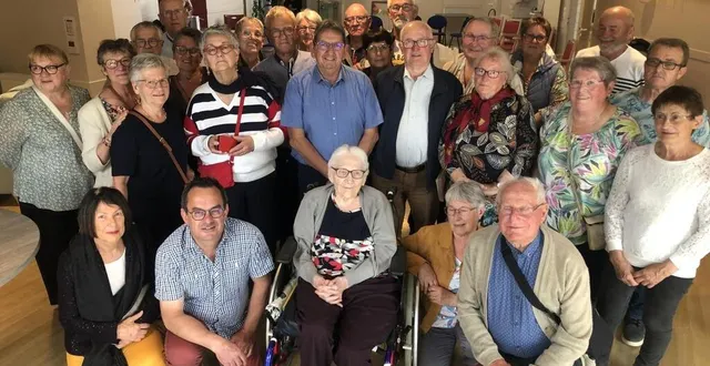 photo  samedi 24 mai 2025, à l’ehpad saint-joseph de précigné (sarthe) d’anciens élèves de renée plissonneau (au centre, en fauteuil) sont venus fêter les 100 ans de celle qui fut pendant plusieurs décennies institutrice et directrice de l’école du village voisin de courtillers.  &copy;  ouest-france 