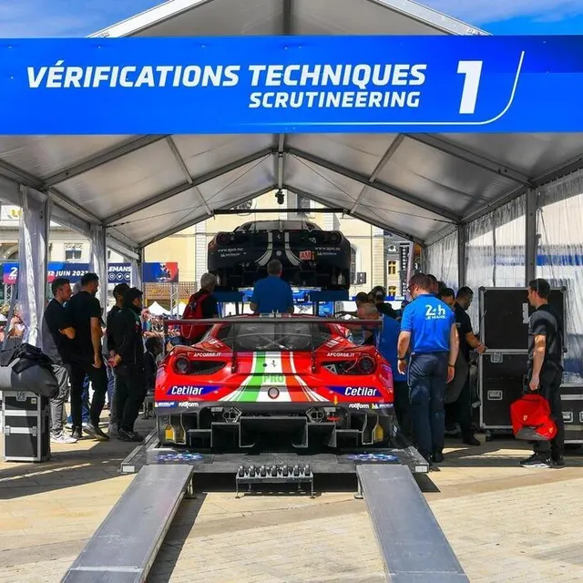 Les voitures sont pesées pour vérifier qu’elles respectent le poids réglementaire? . archives Le Maine Libre – Yvon Loué photo les voitures sont pesées pour vérifier qu’elles respectent le poids réglementaire? © . archives le maine libre – yvon loué