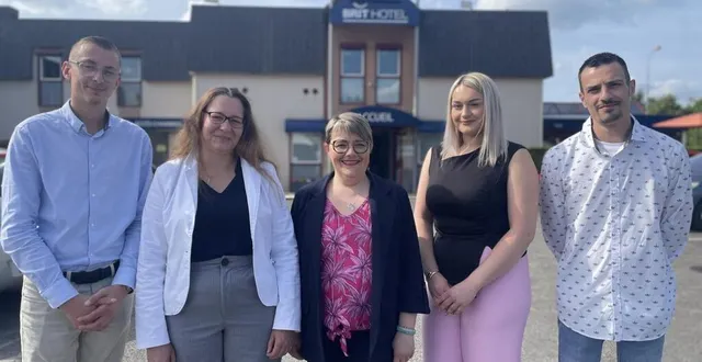 photo  une partie de l’équipe du brit hôtel avec son directeur, enzo grenier (à gauche).  &copy;  ouest-france 