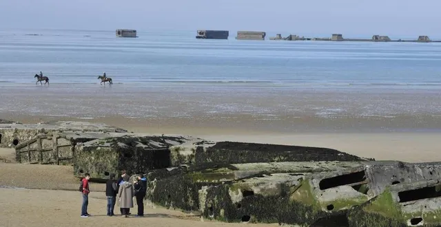 photo  les vestiges du port artificiel d’arromanches-les-bains, dans le calvados.  &copy;  archives stéphane geufroi, ouest-france 