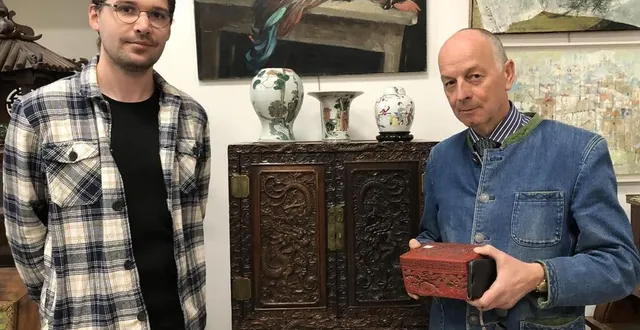 photo  nicolas houdouin, assistant chargé de la vente, et patrice biget, le commissaire-priseur de l’hôtel des ventes d’alençon.  &copy;  ouest-france 