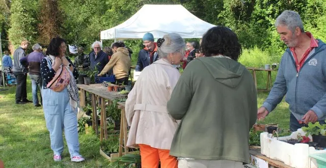 photo  le troc plantes des jardiniers de l’authion a fait venir les jardiniers… et le soleil !  &copy;  co 