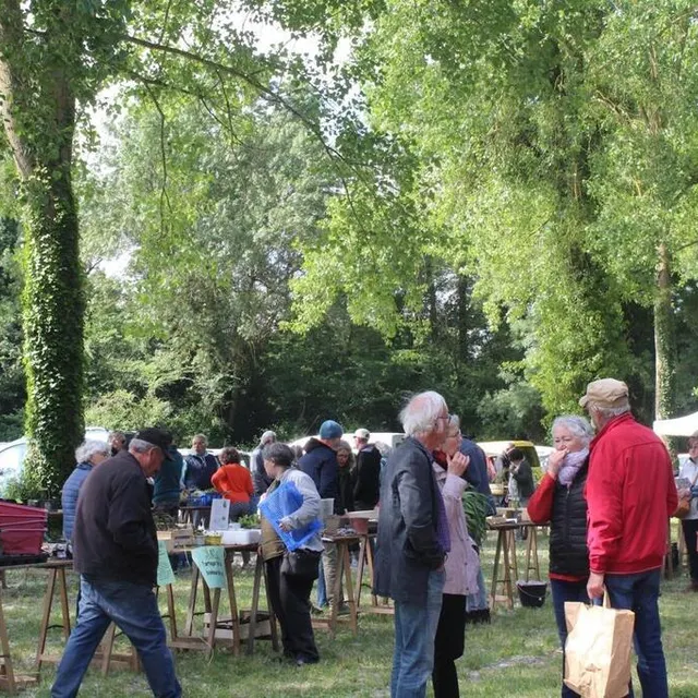 photo les jardiniers ont échangé plants et conseils.  ©  co