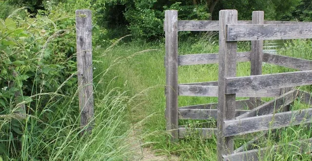 photo  une chicane communale dont la partie gauche a été démontée et volée.  &copy;  le maine libre 