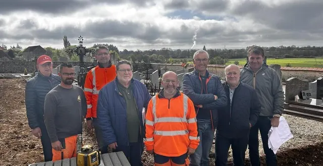 photo  au cimetière de serans pendant son aménagement. de gauche à droite : laurent lesgages, élu ; gérard viel, maire délégué de batilly ; stéphane bellan, chef des services techniques ; philippe léveillé, maire délégué de serans ; marc baudouin, maire adjoint d’écouché et cyrille jardin.  &copy;  ouest-france 
