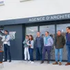 photo lors de l’inauguration, devant les locaux rénovés, l’équipe de l’atelier jsa. à partir de la gauche : sandra sellos et jean-pascal guérin, les deux codirigeant et tous les salariés.