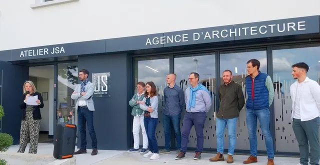 photo  lors de l’inauguration, devant les locaux rénovés, l’équipe de l’atelier jsa. à partir de la gauche : sandra sellos et jean-pascal guérin, les deux codirigeant et tous les salariés.  &copy;  ouest-france 