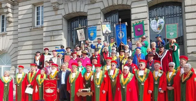 photo  les quatre-vingt-huit participants, venant de vingt-cinq confréries gastronomiques, lors du 42e chapitre organisé, à la mairie, par la confrérie de la tripière fertoise. au premier rang, les représentants de la tripière fertoise et le maire, michel leroyer.  &copy;  ouest-france 