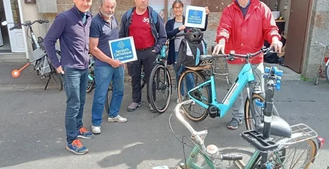 photo  complémentaire d’autres accompagnements, le don de vélo aux personnes en manque de moyens de déplacement est une réelle bouffée d’oxygène. aujourd’hui, c’était l’accueil d’un nouveau membre de l’équipe bénévole, serge lebeslour, récemment retraité, lui aussi adepte de la petite reine.  &copy;  ouest-france 