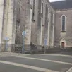 photo la dégradation des murs de l’église constatée pour la façade nord, avait conduit le conseil municipal à limiter le stationnement sur le parking. depuis quelques jours, il en est de même pour la façade sud. des chutes de tuffeau ont été aussi constatées. la municipalité vient de prendre un nouvel arrêté pour limiter le stationnement le long de cette façade. des barrières et de la rubalise matérialisent la zone interdite.