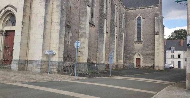 photo  la dégradation des murs de l’église constatée pour la façade nord, avait conduit le conseil municipal à limiter le stationnement sur le parking. depuis quelques jours, il en est de même pour la façade sud. des chutes de tuffeau ont été aussi constatées. la municipalité vient de prendre un nouvel arrêté pour limiter le stationnement le long de cette façade. des barrières et de la rubalise matérialisent la zone interdite.  &copy;  ouest-france 