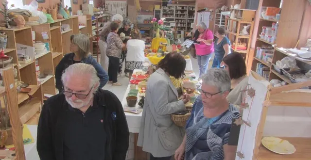 photo  bouts d’argile est une association qui fabrique toutes sortes d’objets en terre cuite. elle permet aux enfants, pendant les vacances scolaires, et aux résidents de l’ehpad, une fois par mois, de s’essayer à cette pratique. samedi et dimanche, de 9 h à 12 h, le local a ouvert ses portes au public pour la traditionnelle expo-vente, pour des prix allant de 0,50 € à 15 €. une bonne centaine de visiteurs s’y sont déplacés. le fruit des ventes aide à l’achat des matières premières.  &copy;  ouest-france 