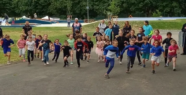 photo  le départ très motivé des enfants de primaire.  &copy;  co 