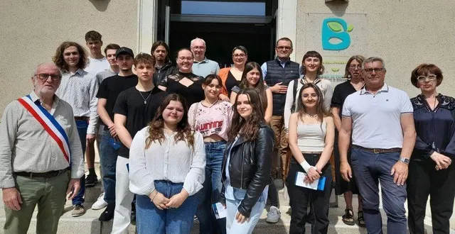 photo  après avoir reçu leurs cartes d’électeurs, les quatorze jeunes ont été rejoints par des élus sur le parvis de la mairie de bellevigne-en-layon.  &copy;  co 