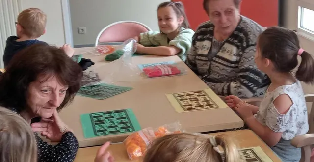 photo  résidents et écoliers ont échangé autour de jeux de société.  &copy;  co 