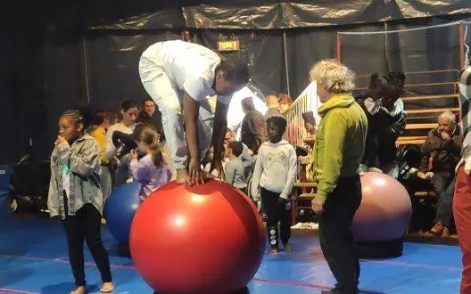 photo  les jeunes ont essayé de tenir en équilibre sur une sphère mouvante.  &copy;  le maine libre 