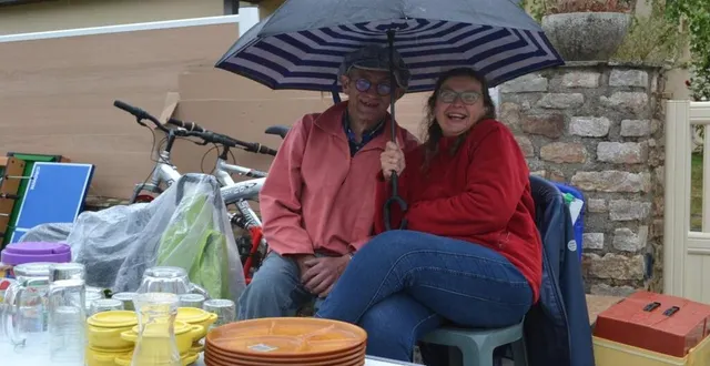 photo  dimanche matin, les vendeurs ont sorti les parapluies en attendant le soleil de l’après-midi.  &copy;  le maine libre 