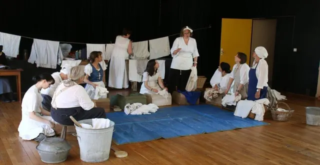 photo  à la salle du centre culturel, les lavandières enchaînent les répétitions.  &copy;  le maine libre 
