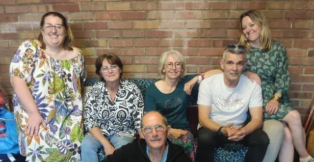 photo  roger leroy avec les comédiennes et le comédien amateurs.  &copy;  le maine libre 