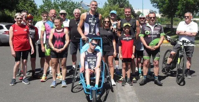 photo  au centre, jérémy, thomas et nathalie entourés d’une partie de leurs supporters.  &copy;  le maine libre 