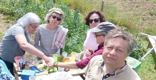 photo  samedi, au jardin collectif, plusieurs personnes se sont retrouvées pour entretenir les légumes en place, planter et semer tomates, cucurbitacées et autres légumes de saison. les participants ont pu goûter aux fèves fraîchement récoltées sous forme crue et cuite.  &copy;  jcollectif 