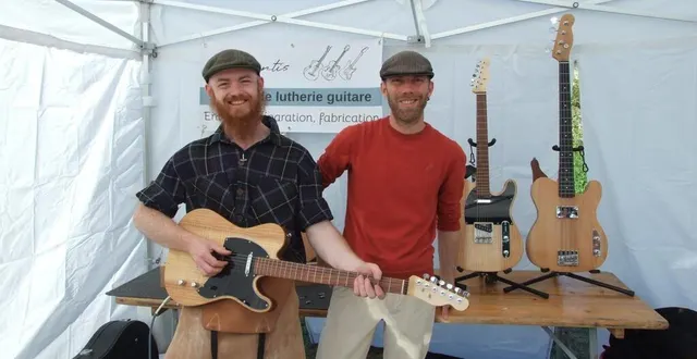 photo  le luthier thomas sezalory (à droite) et un ami guitariste  &copy;  ouest-france 