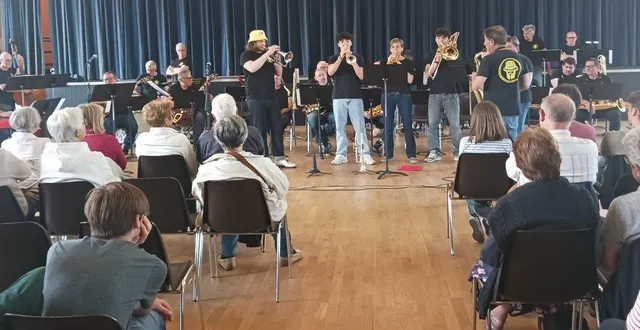 photo  une centaine de personnes a assisté au concert du big band.  &copy;  ouest-france 