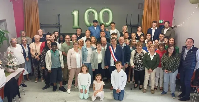 photo  toutes et tous autour d’odette la nouvelle centenaire.  &copy;  ouest-france 