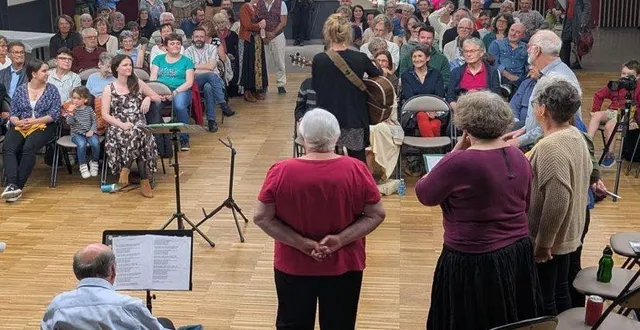 photo  chant choral et bal folk : une combinaison bien réussie pour cette première organisée par l’asl (activité sport et loisirs) de neuville.  &copy;  ouest-france 