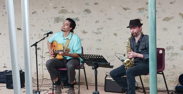 photo  invités par anne ballester chargée de la culture à écommoy, le duo timothée isnard, guitariste chanteur et elie nourry, saxophoniste se sont produits dans la cour de la bibliothèque. environ 80 spectateurs, qui ont bénéficié d’un après-midi ensoleillé sont venus applaudir les deux musiciens, qui ont enchaîné musique de jazz et chansons alternant entre claude nougaro et cesaria evora.  &copy;  ouest-france 